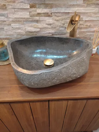 Lavabo de piedra natural sobre encimera