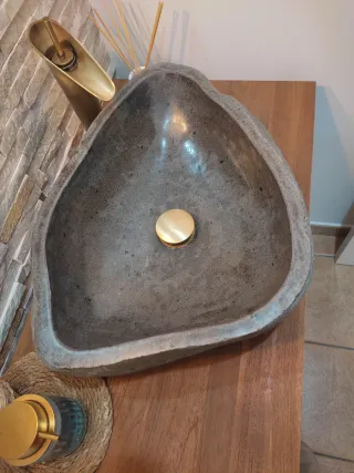 Lavabo de piedra natural sobre encimera