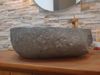 Lavabo de piedra natural sobre encimera