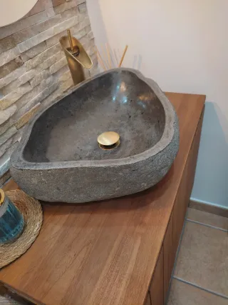 Lavabo de piedra natural sobre encimera