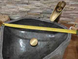 Lavabo de piedra natural sobre encimera