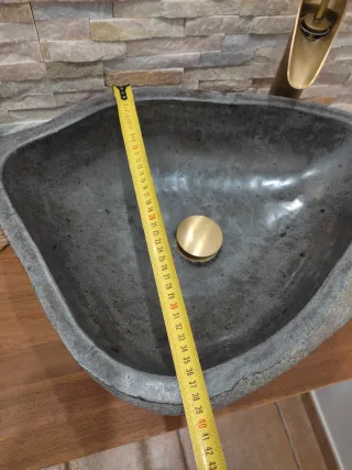 Lavabo de piedra natural sobre encimera