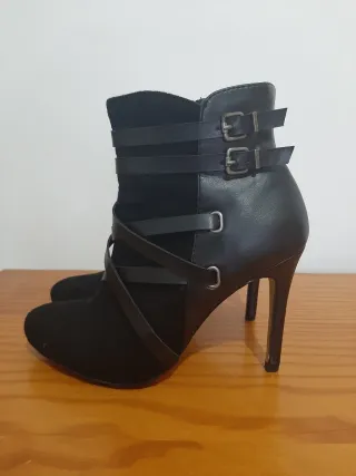 Botines negros con tiras y hebillas