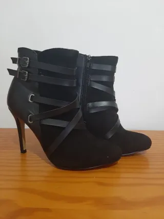 Botines negros con tiras y hebillas