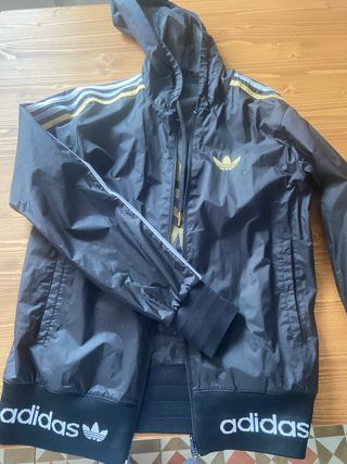 Chubasquero Adidas Negro y Dorado