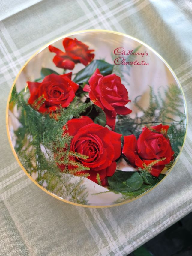 Lata Cadbury Vintage Rosas Rojas