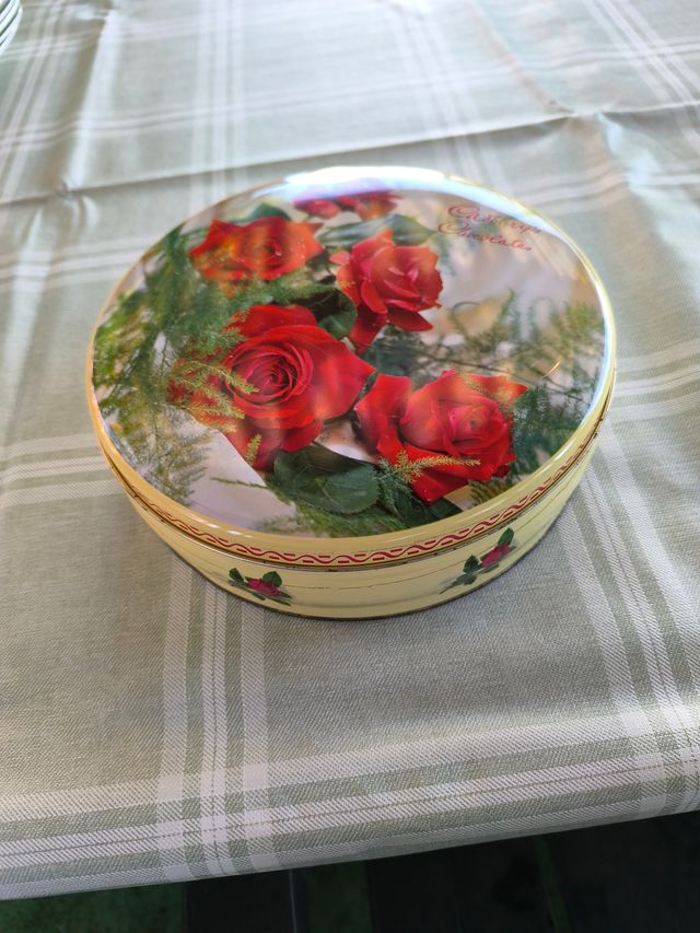 Lata Cadbury Vintage Rosas Rojas