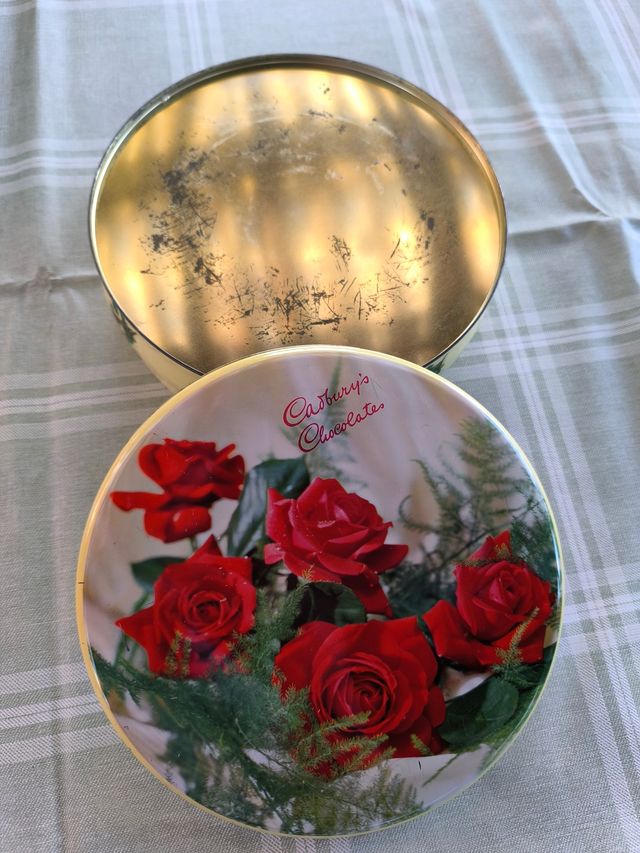 Lata Cadbury Vintage Rosas Rojas