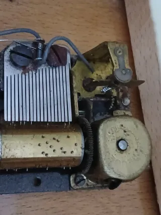 Scatola vintage legno intarsiata Reuge