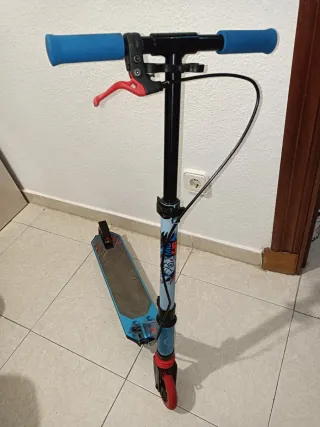 Patinete infantil azul y rojo.