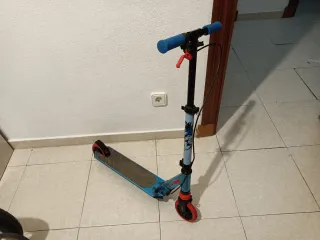 Patinete infantil azul y rojo.