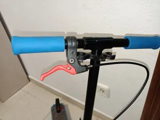 Patinete infantil azul y rojo.