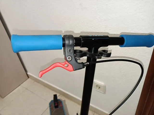 Patinete infantil azul y rojo.