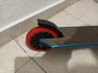 Patinete infantil azul y rojo.