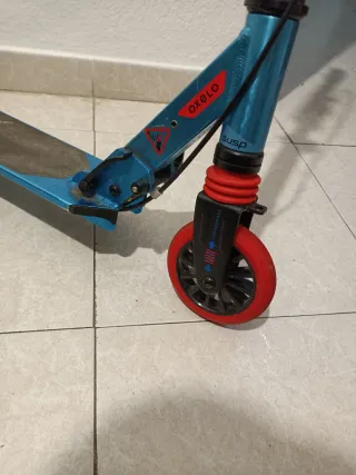 Patinete infantil azul y rojo.