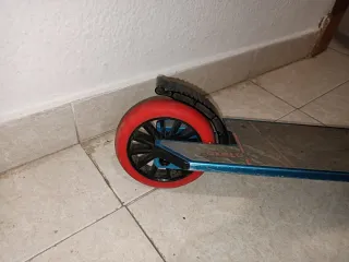 Patinete infantil azul y rojo.