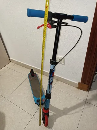 Patinete infantil azul y rojo.