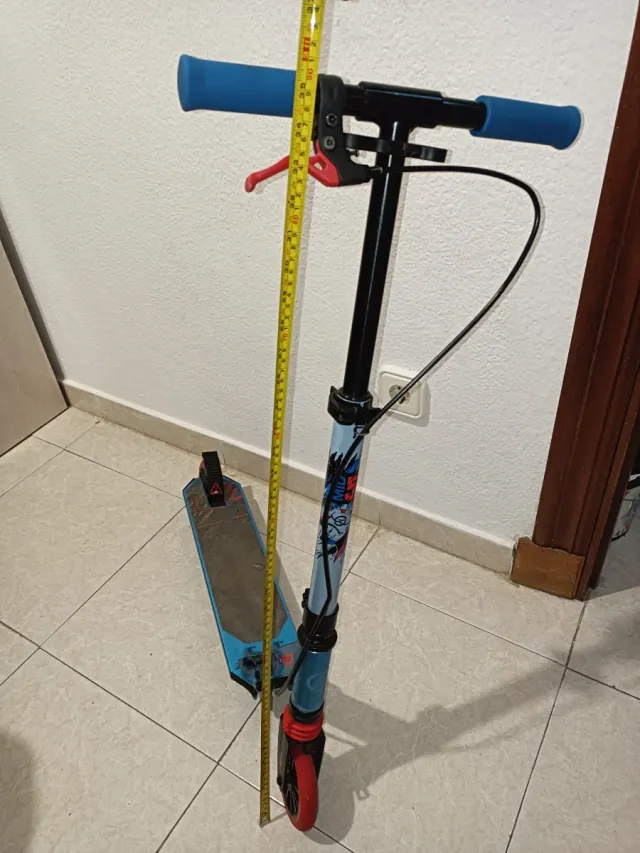 Patinete infantil azul y rojo.