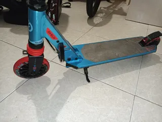 Patinete infantil azul y rojo.