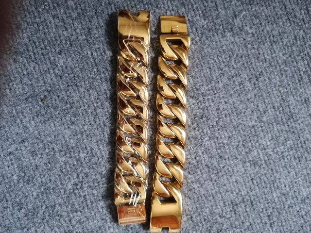 Pulseras doradas sin usar