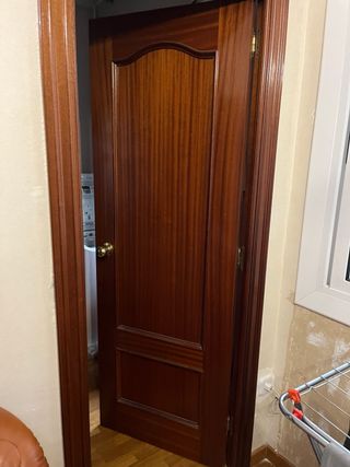 Puerta chapada en Sapely