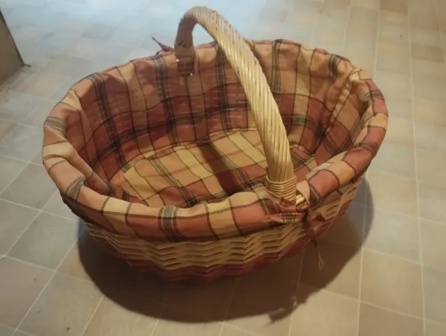 Bonita cesta de mimbre forrada tela