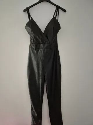 Mono polipiel negro tirantes