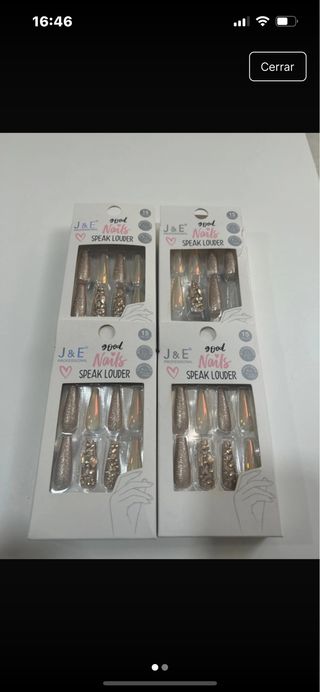 Uñas postizas J&E Nails doradas y plateadas
