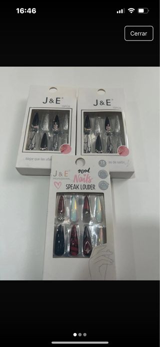 Uñas postizas J&E Nails doradas y plateadas