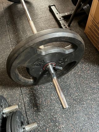 Rack de pesas con barra y discos