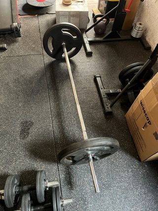 Rack de pesas con barra y discos