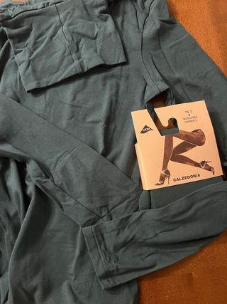 Maglia collo alto Intimissimi e collant Calzedonia