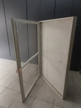 Vitrina de cristal y madera