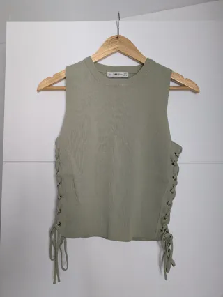 Top Zara verde con cordones talla M