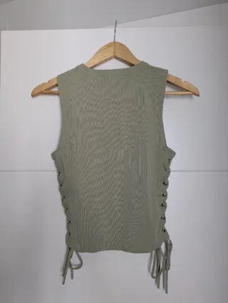Top Zara verde con cordones talla M