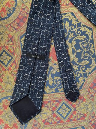 Corbata Gucci Azul con Círculos Blancos