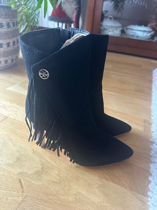 Botines Guess Negros con Flecos