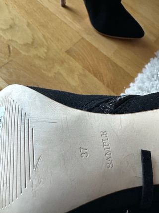 Botines Guess Negros con Flecos