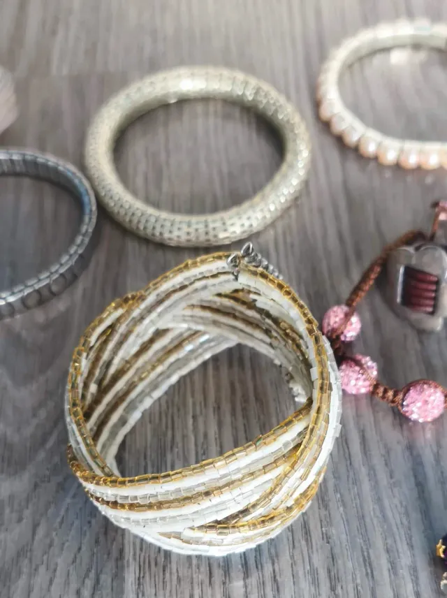 Conjunto de pulseras, pendientes y colgantes