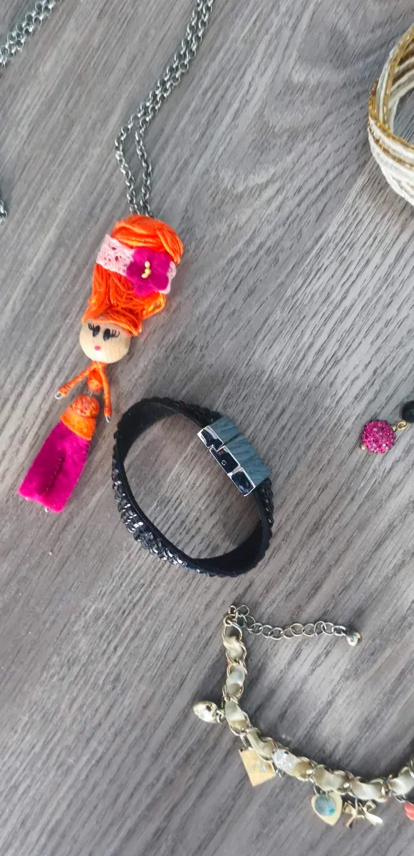 Conjunto de pulseras, pendientes y colgantes