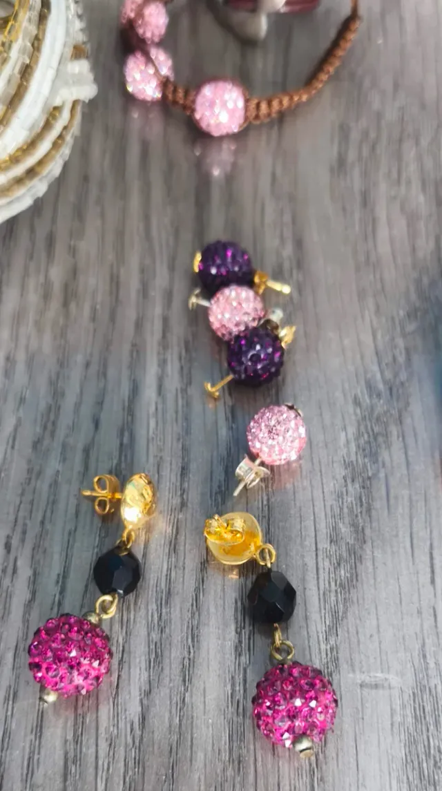 Conjunto de pulseras, pendientes y colgantes