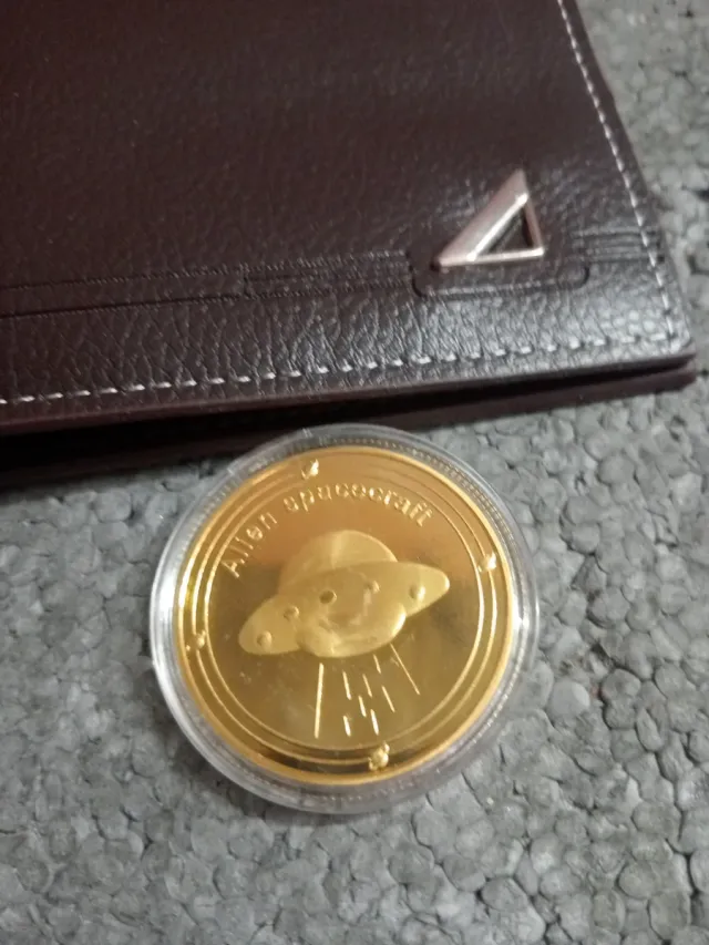 Cartera Marrón y Moneda Dorada Alien