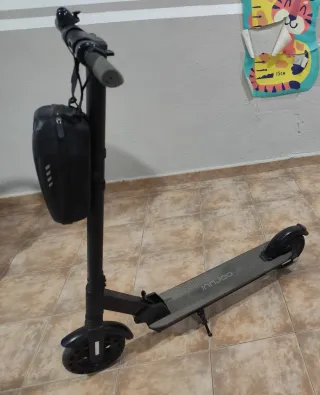Patinete eléctrico gris con bolsa
