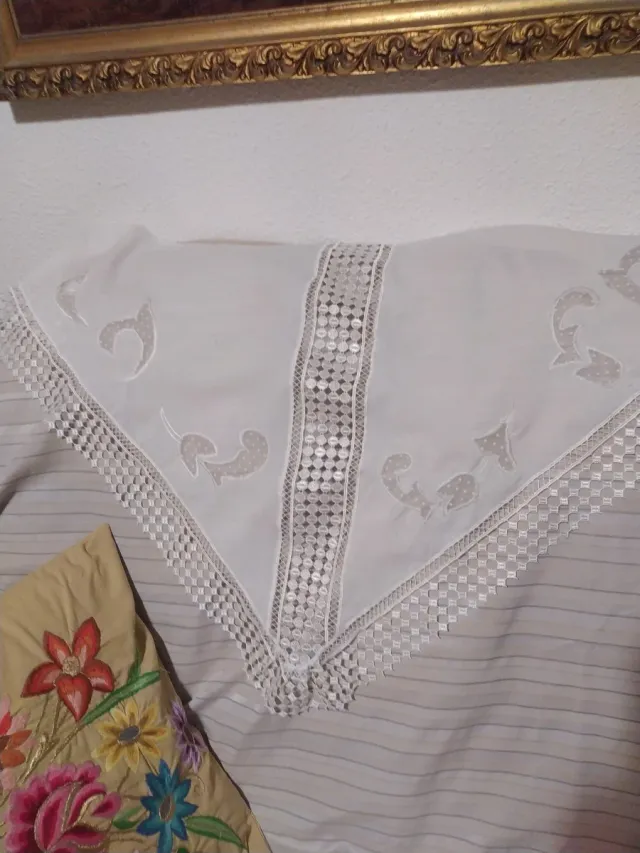 Manteletas de huertana blancas y multicolores