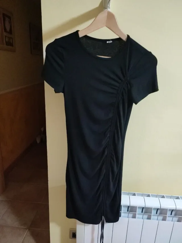 Vestido negro fruncido