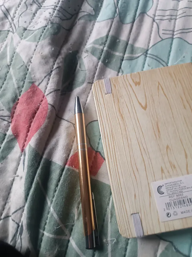 Agenda y bolígrafo dorado