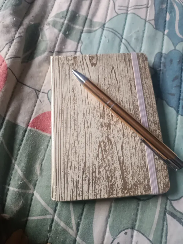 Agenda y bolígrafo dorado