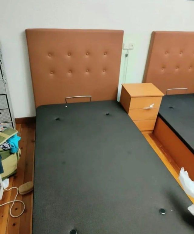 Canapés de polipiel y madera