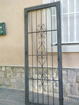 Puerta reja de hierro forjado