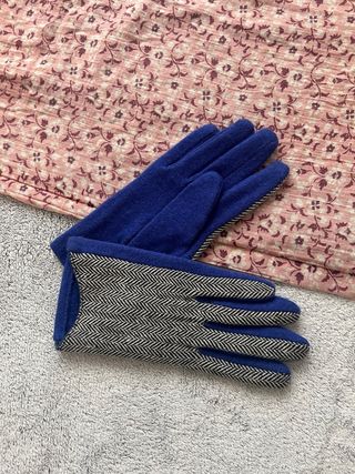 Guantes El Corte Inglés azules con diseño espiga
